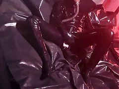Self Fisting in Fullrubber with gasmask